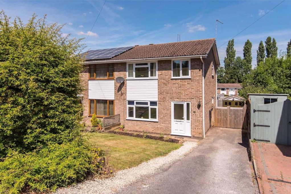 Modern Three Bedroom Home In キャッスル・ドニントン エクステリア 写真