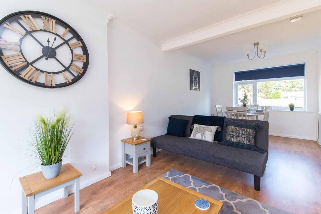 Modern Three Bedroom Home In キャッスル・ドニントン エクステリア 写真